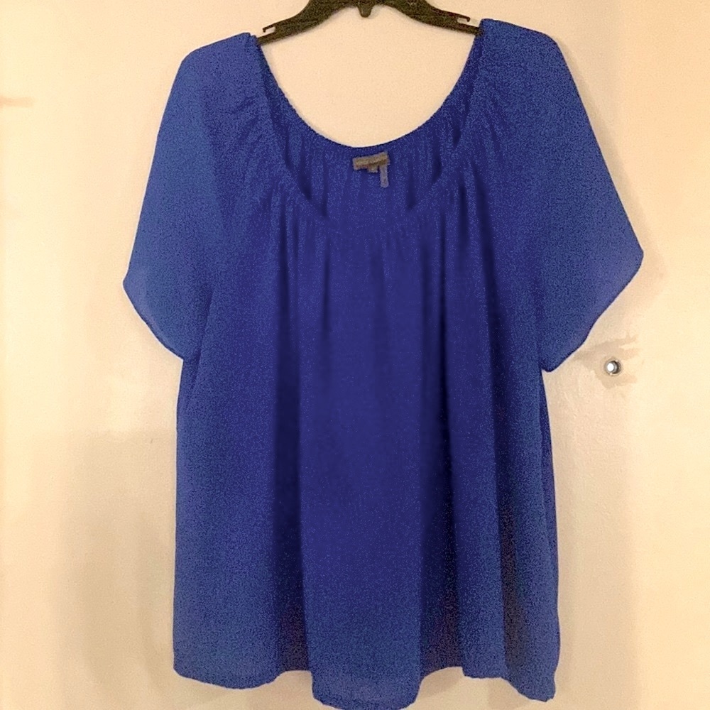 Vince Camuto blouse Beautiful, flowing, royal blue. Short sleeves